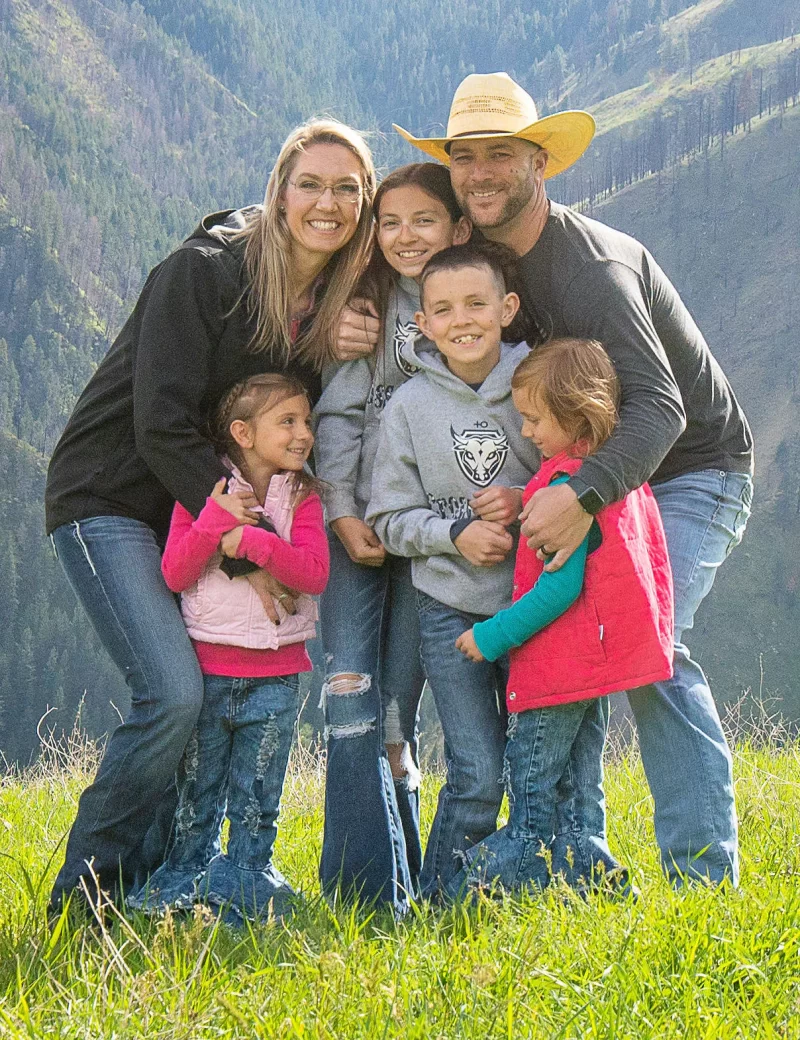 Cross-o-Meats family posing in field with mountain background